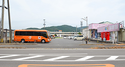 送迎バス・社員駐車場